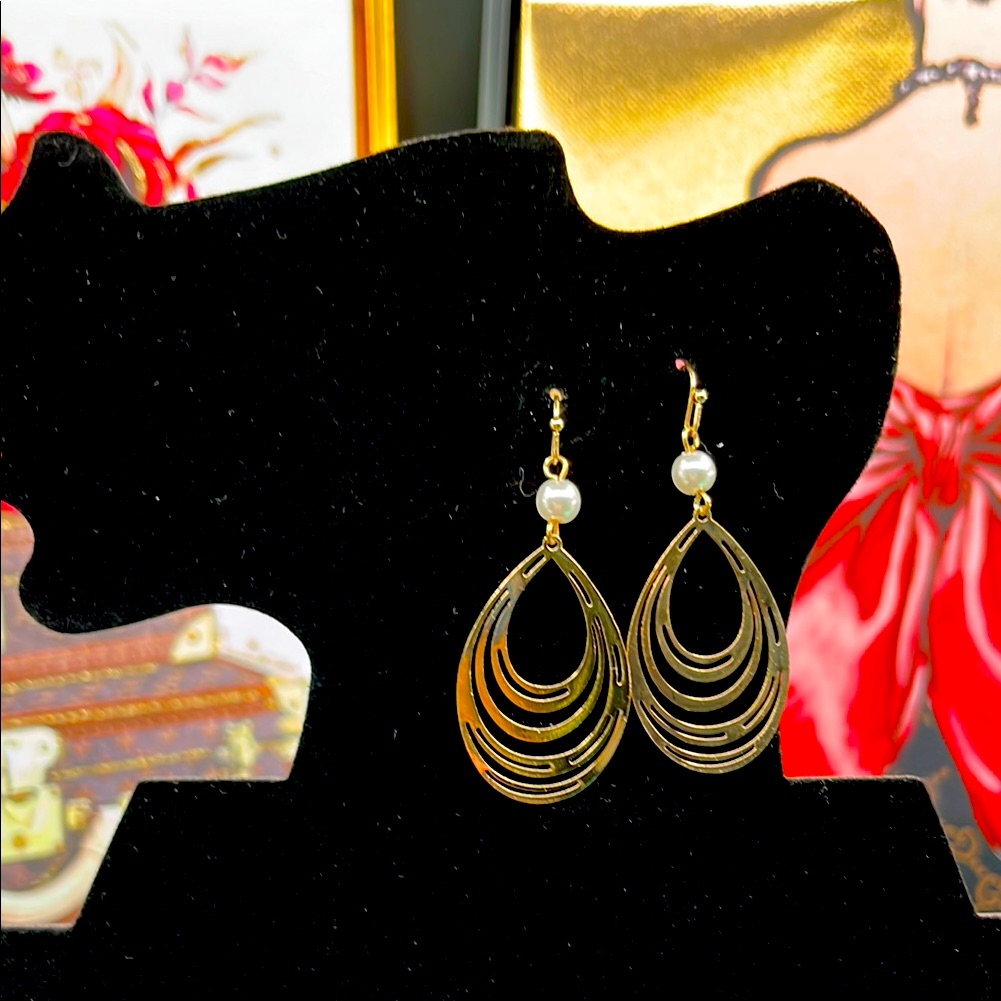 Nwt Ophelia Roe Gold Teardrop Earrings With Pearl Accents.